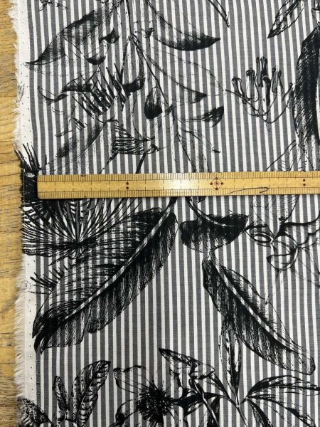 画像3: 生地：綿100％／70ローン 先染めストライプ 花柄プリント（紺×白） (3)
