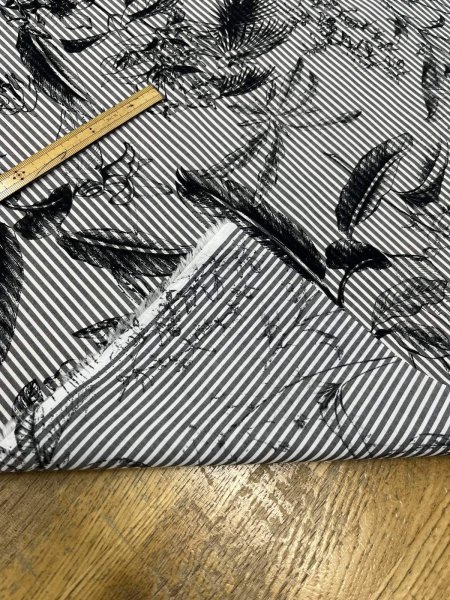 画像5: 生地：綿100％／70ローン 先染めストライプ 花柄プリント（紺×白） (5)