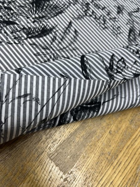 画像6: 生地：綿100％／70ローン 先染めストライプ 花柄プリント（紺×白） (6)