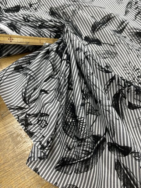 画像7: 生地：綿100％／70ローン 先染めストライプ 花柄プリント（紺×白） (7)