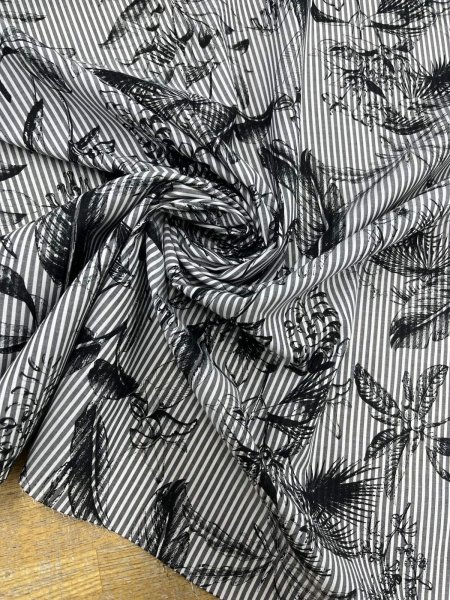 画像8: 生地：綿100％／70ローン 先染めストライプ 花柄プリント（紺×白） (8)