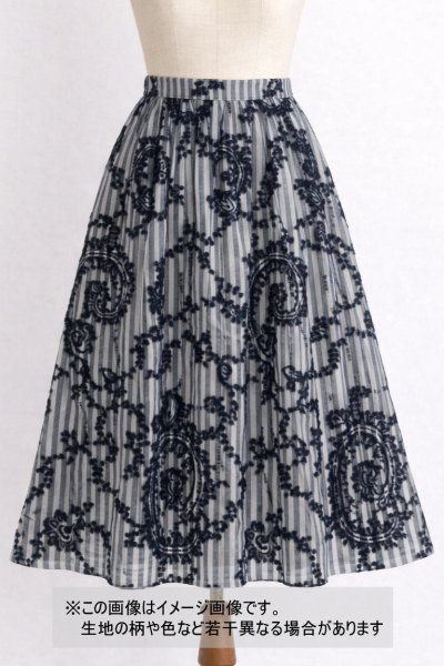 画像1: 生地：綿ポリエステル混 ストライプ刺繍カットジャガード（グレー） (1)