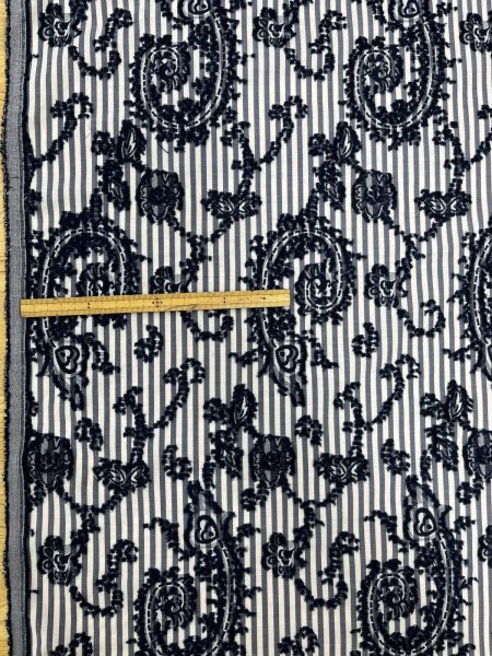 画像2: 生地：綿ポリエステル混 ストライプ刺繍カットジャガード（グレー） (2)