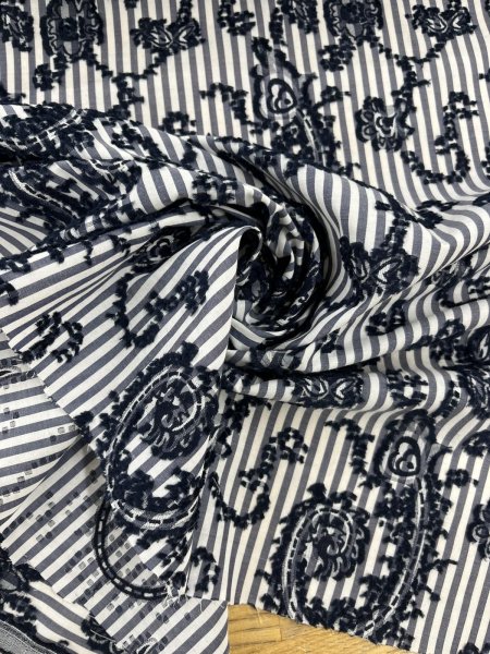 画像8: 生地：綿ポリエステル混 ストライプ刺繍カットジャガード（グレー） (8)