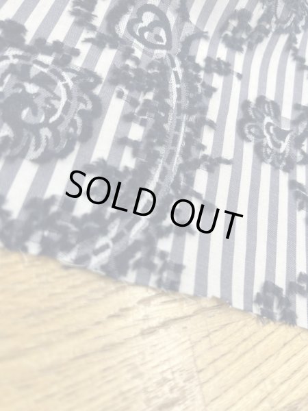 画像9: 生地：綿ポリエステル混 ストライプ刺繍カットジャガード（グレー） (9)