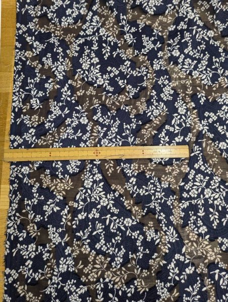 画像2: 生地：ポリエステル100％シフォンカットジャカード（紺×白） (2)