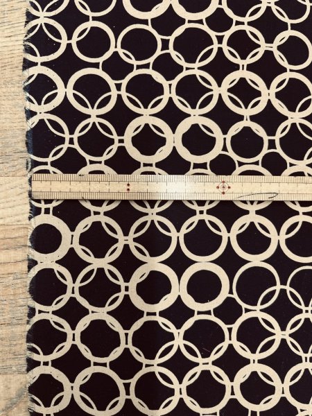 画像3: 生地：ポリエステル100％Newヴィーナスデシンリング柄（濃紺×ベージュ） (3)