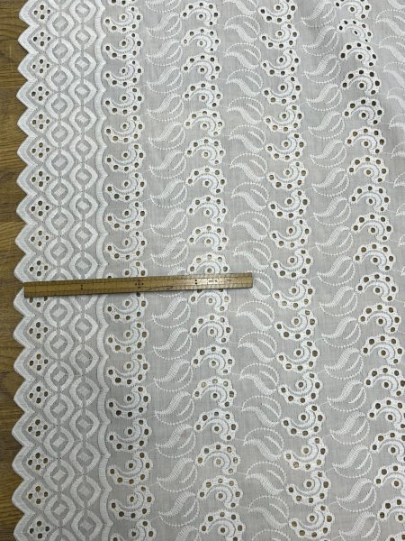 画像1: 生地：ポリ綿両耳スカラップ刺繍レース（白） (1)