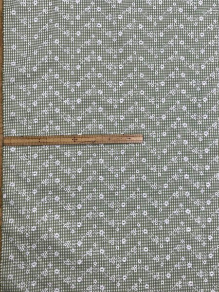 画像2: 生地：綿100％小花柄刺繍風プリント ギンガムチェック（グリーン） (2)