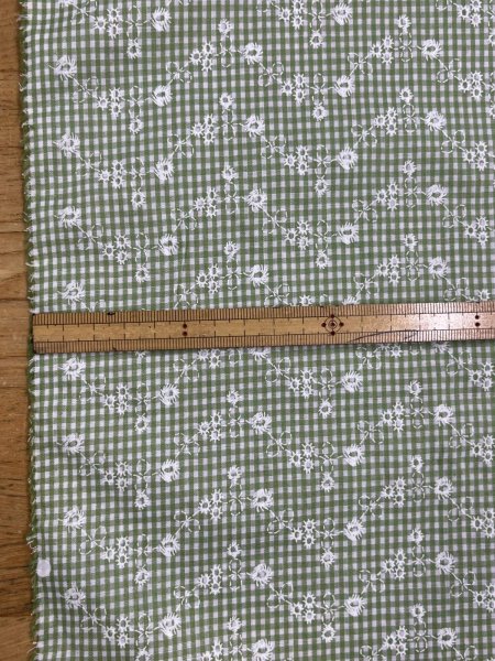 画像3: 生地：綿100％小花柄刺繍風プリント ギンガムチェック（グリーン） (3)