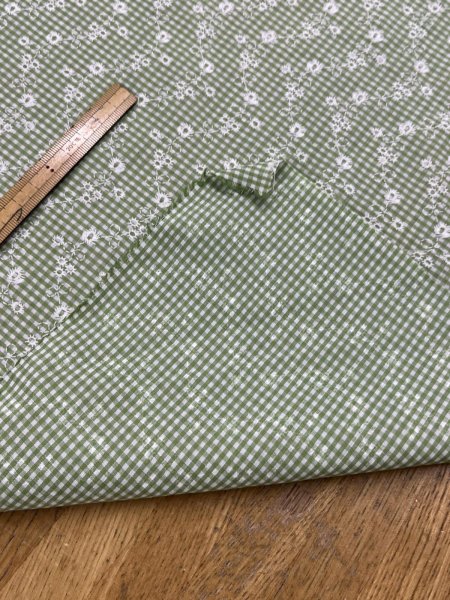 画像4: 生地：綿100％小花柄刺繍風プリント ギンガムチェック（グリーン） (4)