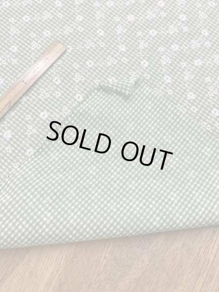 画像4: 生地：綿100％小花柄刺繍風プリント ギンガムチェック（グリーン） (4)