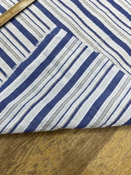 画像4: 生地：綿ポリエステル リップル風凹凸ストライプ（ホワイト×ブルー×ベージュ） (4)