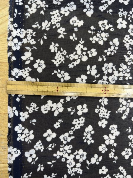 画像3: 生地：ポリエステル100％75dシフォンジョーゼット 花柄プリント（紺） (3)