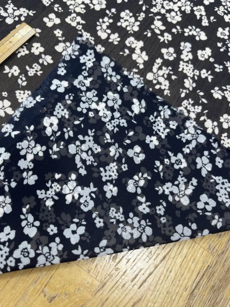 画像4: 生地：ポリエステル100％75dシフォンジョーゼット 花柄プリント（紺） (4)