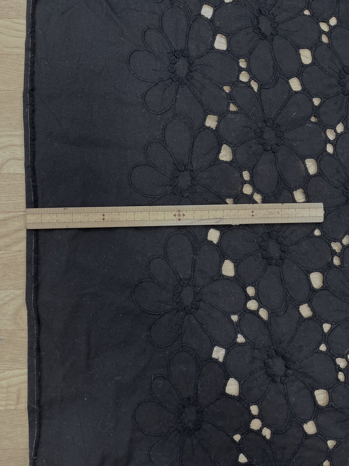 生地：綿100％花刺繍レース生地（黒） - 日暮里繊維街 要藤商店