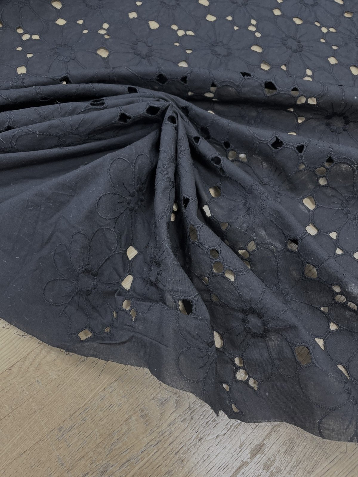 生地：綿100％花刺繍レース生地（黒） - 日暮里繊維街 要藤商店
