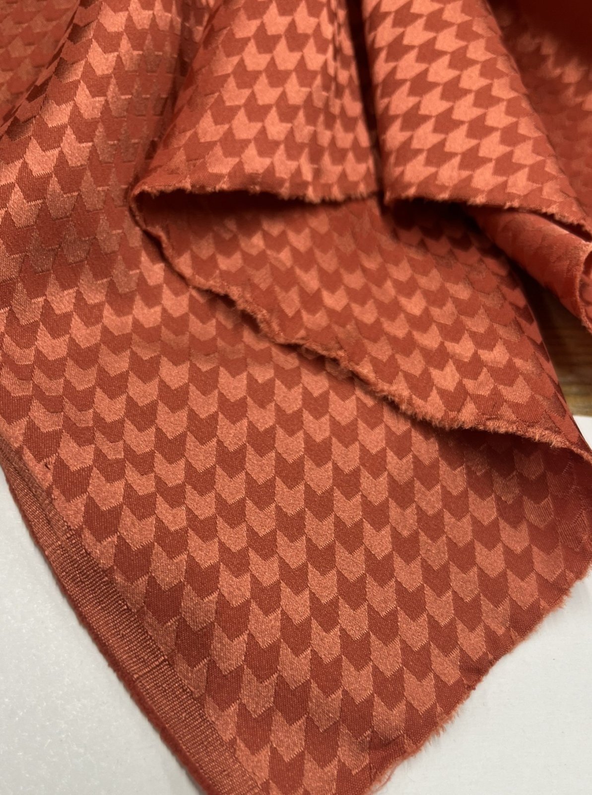 生地：ポリエステル100％和風ジャガード（赤茶） - 日暮里繊維街