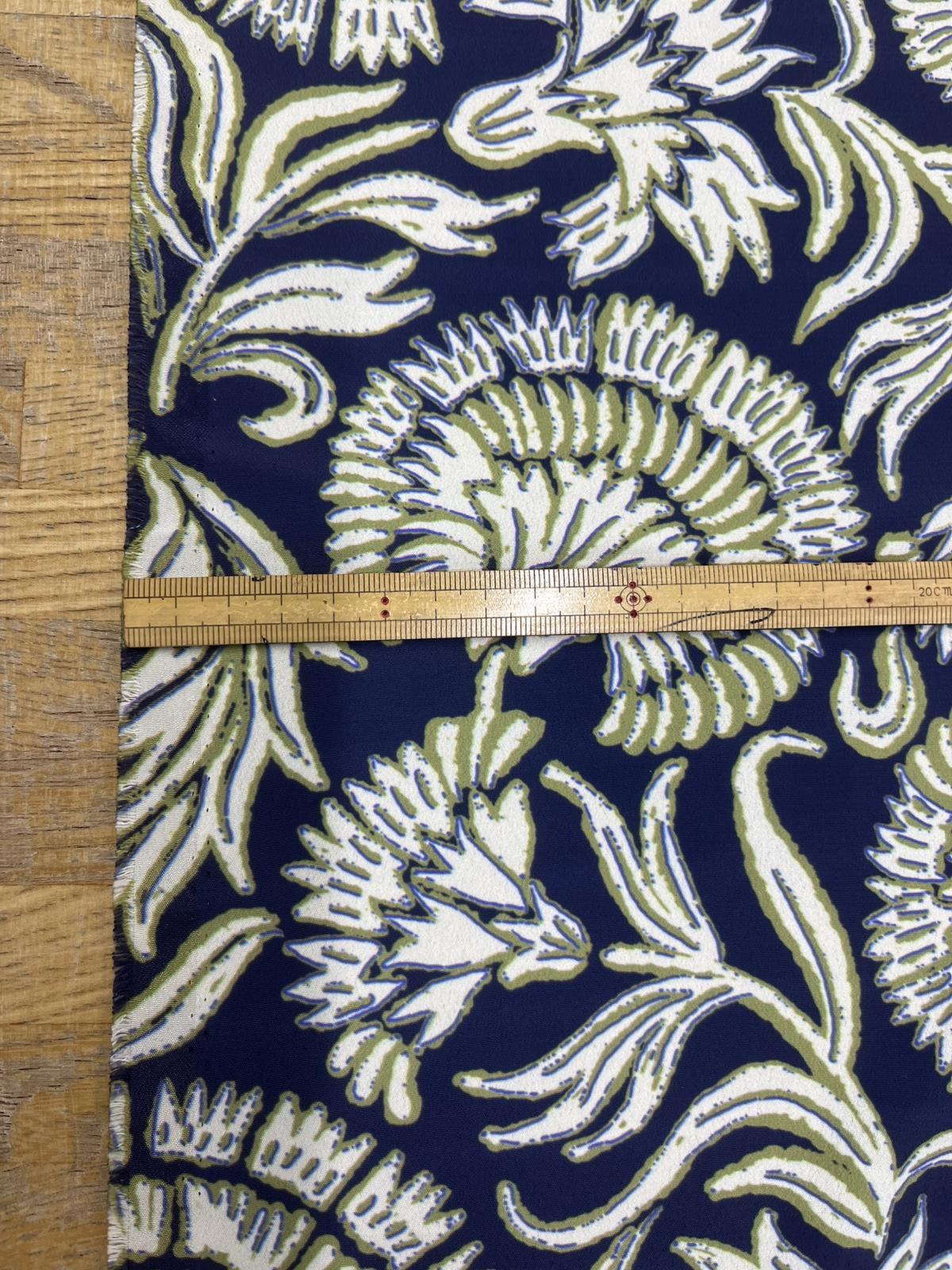 生地：ポリエステル100％オリエンタルプリント（紺／白・緑） - 日暮里