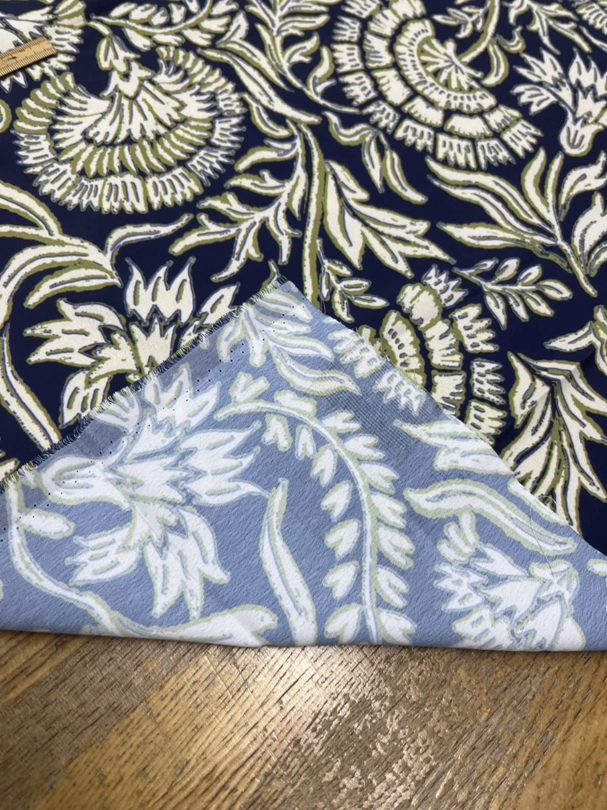 生地：ポリエステル100％オリエンタルプリント（紺／白・緑） - 日暮里